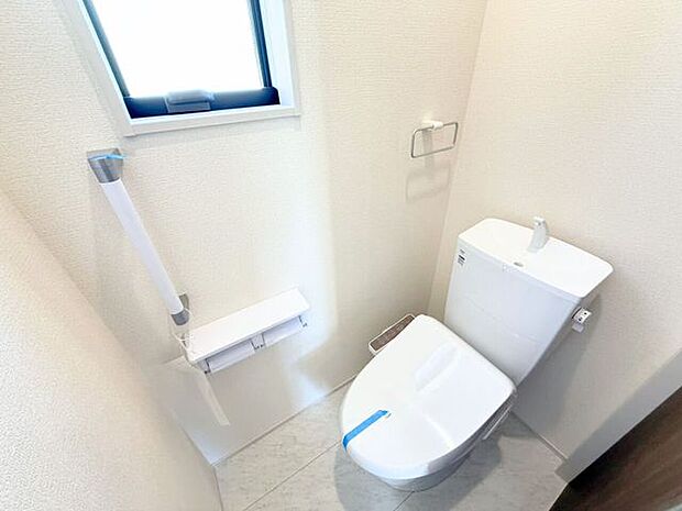 東側トイレ。2連のペーパーホルダーは一度に2ロールセットすることができるので、交換する手間を減らすことができ、棚が付いているのでケータイを置いたり、小物を飾って空間を彩ったりできます♪