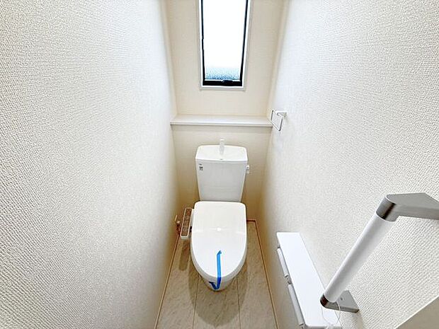 西側トイレ。シンプルな内装と清潔感のある白いトイレ。毎日のトイレタイムは落ち着ける空間がいいですよね。2か所トイレが設置されているので、朝のトイレ渋滞がおきにくいです。