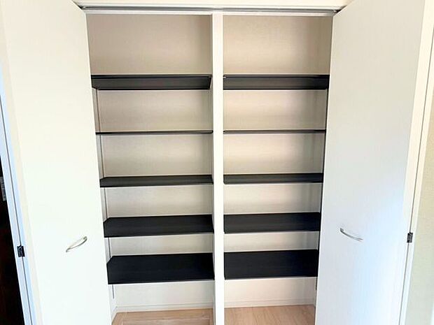 玄関収納。玄関がスッキリ片付く収納スペース付き♪たっぷり収納できると新しい靴が欲しくなりそう♪また、見やすい収納はお出掛け時の靴選びも楽しくなりそうです。