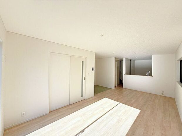 LDK18帖♪家具やインテリアなどを合わせやすいシンプルな内装はコーディネートの幅が広がります。食事をしたり、テレビを見たり、家族とともに過ごす場所だからこそ快適で過ごしやすい空間を。