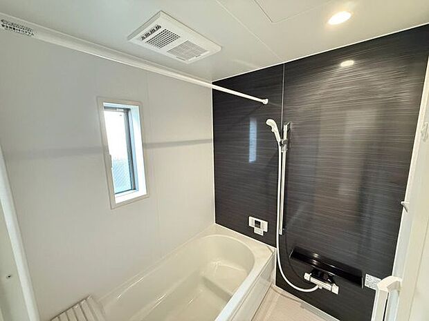 シャワーヘッドの位置を調整できるシャワースライドバー付き。髪を洗う時、体を洗う時、毎日のように使うからこそ、自分の好きな高さで浴びられるちょっとした便利さが嬉しい♪