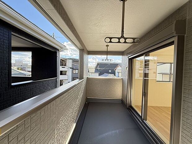 屋根付きバルコニー（南東向き）は、お天気が変わりやすい時期の心配が軽減され、鳥のフンなどからもお洗濯を守ってくれます。また、陰干ししなければいけない服なども干しやすいです♪