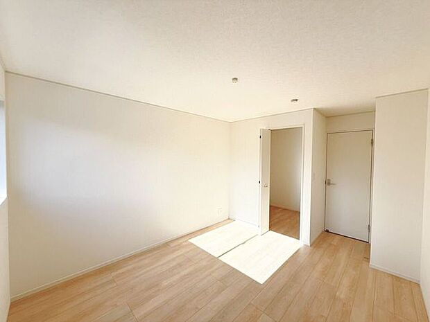 2階7.5帖洋室。収納豊富なウォークインクローゼット付！たっぷりしまえる収納スペースがあるとお部屋がスッキリ片付きますよ♪また、洋服の出し入れがしやすいとお出掛けも楽しくなりそうです。