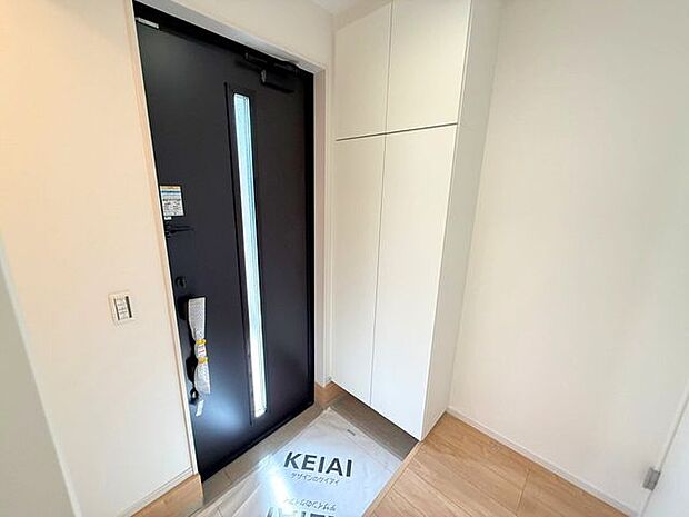 玄関ドアに窓があることで明るい印象に。また、たっぷりしまえる収納スペース付きなので玄関がスッキリ片付きます。片付いている玄関は気分もスッキリしますね♪