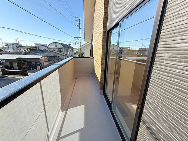 洗濯物やお布団などをたっぷり干せて、天日干ししやすい屋根なしバルコニー（南向き）。屋根がないことで室内にも日差しが届きやすく明るい空間が作れます。