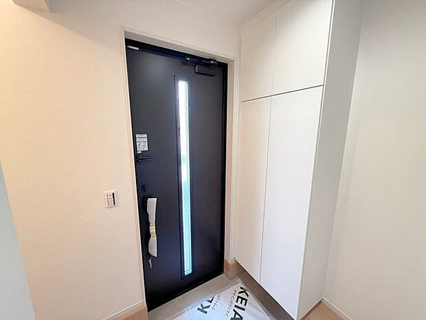 玄関ドアに窓があることで明るい印象に。また、たっぷりしまえる収納スペース付きなので玄関がスッキリ片付きます。片付いている玄関は気分もスッキリしますね♪