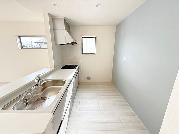 キッチン背面にカップボードを設置希望の方は是非弊社で一度ご相談ください♪様々なバリエーションの中から使いやすさやデザインなどを一緒に楽しく選びましょう♪