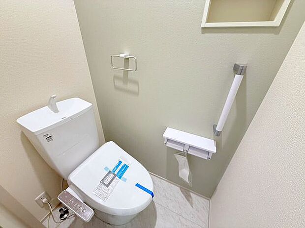 東側トイレ。2連のペーパーホルダーは一度に2ロールセットすることができるので、交換する手間を減らすことができ、棚が付いているのでケータイを置いたり、小物を飾って空間を彩ったりできます♪