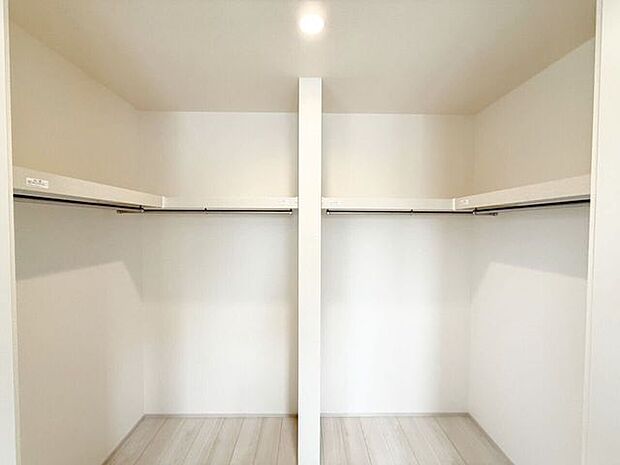 洋室7.25帖内のウォークインクローゼット。衣類はもちろん、カバンや靴などの小物や、スーツケースなどの大きめな物も収納できるので、旅行や出張時の準備もスムーズに。