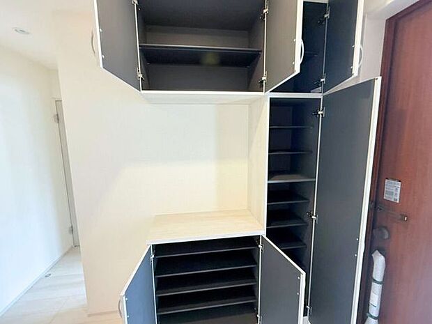 玄関収納。玄関がスッキリ片付く収納スペース付き♪たっぷり収納できると新しい靴が欲しくなりそう♪また、見やすい収納はお出掛け時の靴選びも楽しくなりそうです。