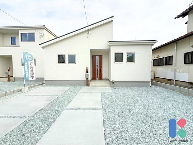 毎日見る外観だからこそ、飽きのこない色合いがうれしい。季節の花々や木々を鉢に植えて、雑貨やライトも飾って外観から素敵なお家へと演出してみませんか？