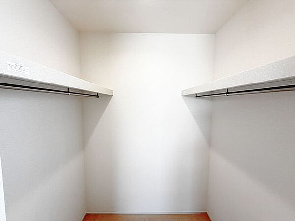 7.5帖洋室内ウォークインクローゼット。衣類はもちろん、カバンや靴などの小物や、スーツケースなどの大きめな物も収納できるので、旅行や出張時の準備もスムーズに。