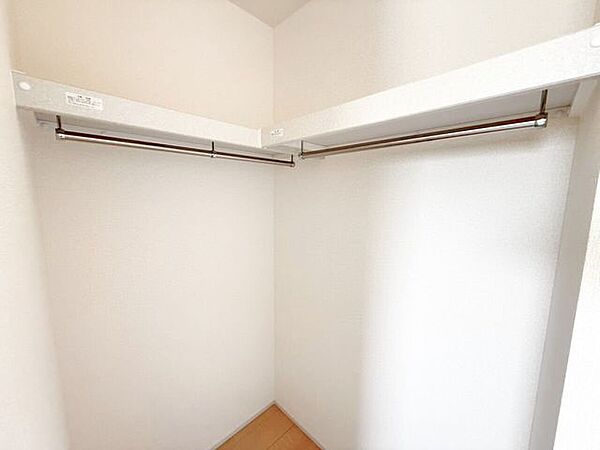 北側5.16帖洋室内ウォークインクローゼット。パッとしまえて、パッと出せる。お気に入りの上着も見つけやすく、出し入れしやすいウォークインクローゼットは毎日の洋服選びが楽しくなりそうです♪