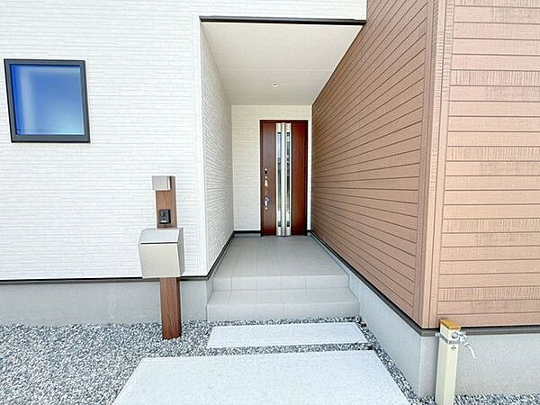 玄関ポーチは屋根付きで、雨天時にゆとりをもって傘をさしたり、たたんだりができます。また、ドアの開閉時に雨風が室内に吹き込みにくいのもうれしいポイントです。