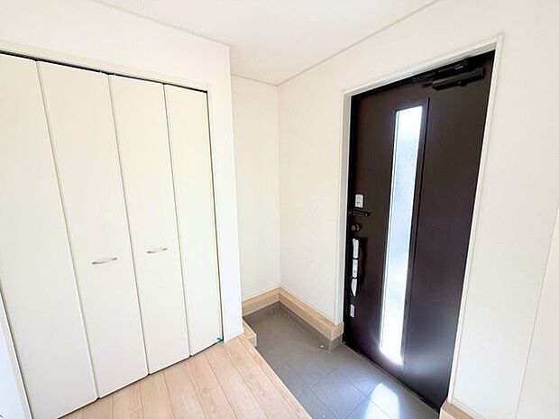 玄関ドアに窓があることで明るい印象に。また、たっぷりしまえる収納スペース付きなので玄関がスッキリ片付きます。片付いている玄関は気分もスッキリしますね♪