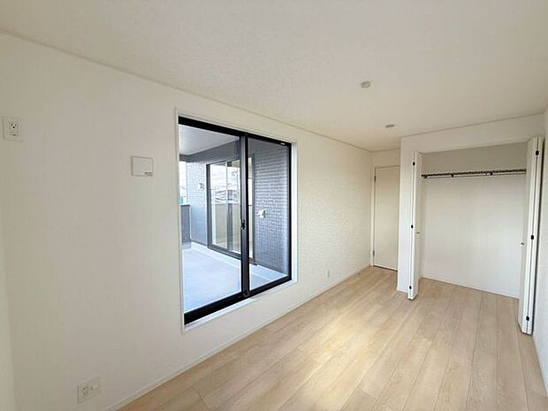 2階6.1帖洋室。たっぷりしまえるクローゼット付で毎日のコーディネートが楽しくなります。「今日は何を着ようかな?」心をウキウキさせながら、お気に入りの服を選ぶ楽しみを。