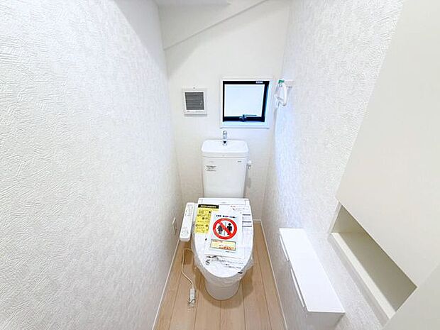 1階トイレ。2連のペーパーホルダーは一度に2ロールセットすることができるので、交換する手間を減らすことができ、棚が付いているのでケータイを置いたり、小物を飾って空間を彩ったりできます♪