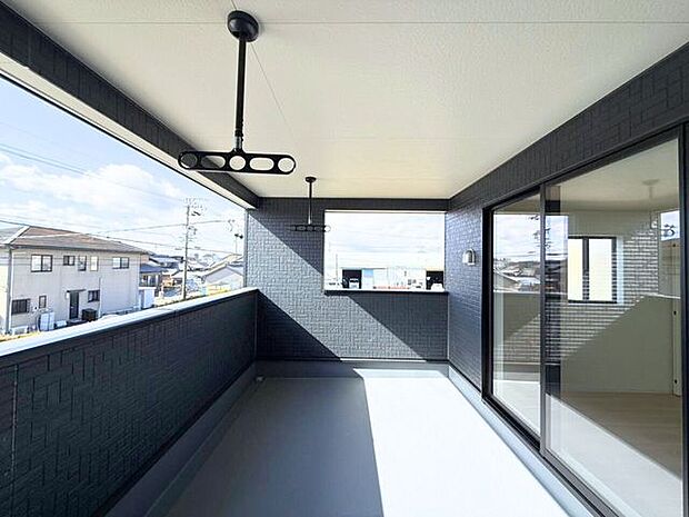 屋根付きバルコニー(南向き)は、お天気が変わりやすい時期の心配が軽減され、鳥のフンなどからもお洗濯を守ってくれます。また、陰干ししなければいけない服なども干しやすいです♪