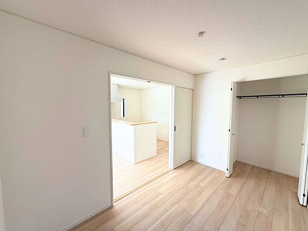 1階5帖洋室。生活スタイルに合わせて使用できる1階のお部屋はなにかと便利!収納スペース付きなので、階段の昇り降りが辛くなってくる老後のためにも寝室として使用できるお部屋があると助かります♪