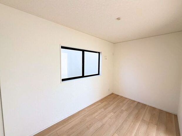 1階5帖洋室、別角度。自分だけの個室があるって素敵ですよね。勉学に没頭したり、じっくり読書を楽しんだり、音楽にひたったり。そんな満ち足りた日々を過ごすプライベート空間を。