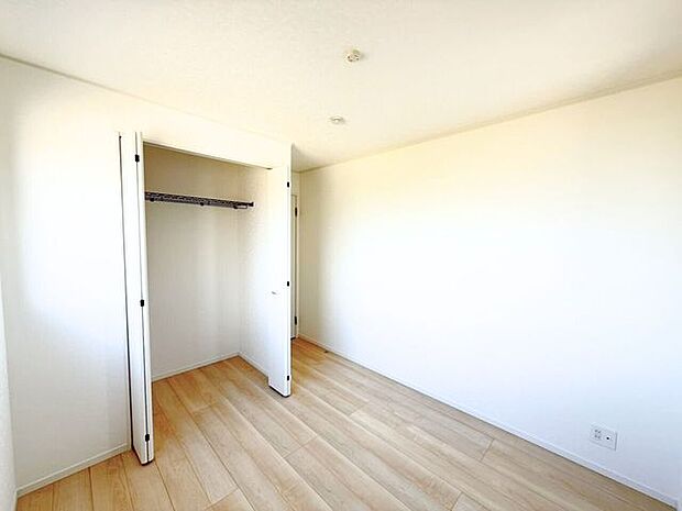 2階5帖ストレージルーム。収納スペースとしてや手芸・音楽鑑賞などの趣味部屋、仕事や勉強など集中したい時用に使用するなど♪もちろん寝室としても♪生活スタイルに合わせて使い方いろいろ!