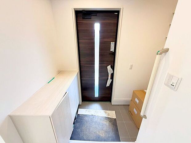 玄関ドアに窓があることで開放的で明るい印象に。また、背の低い玄関収納は、玄関での存在感・圧迫感が少なく天板の上も使えるスペースですので、花や観葉植物を飾れば玄関が華やかに♪