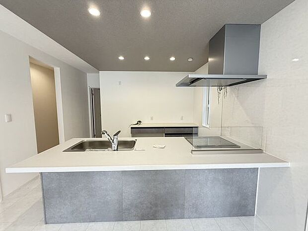 毎日使うキッチンだからこそ、おしゃれなデザインだと気分も上がりますよね♪是非この素敵なキッチンで楽しく毎日のお料理作ってみませんか？きっとお料理も一層おいしくなっちゃうかも！？