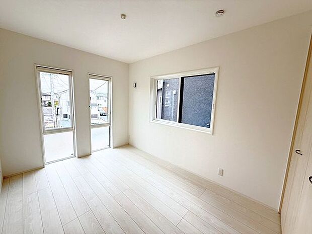 2階6.5帖洋室。窓が多めなので、採光が多く、また換気がしやすいので風通しが良くなるメリットがあります♪さらには部屋が広く見える効果も♪なお、外の景色を楽しみやすいメリットもあります♪