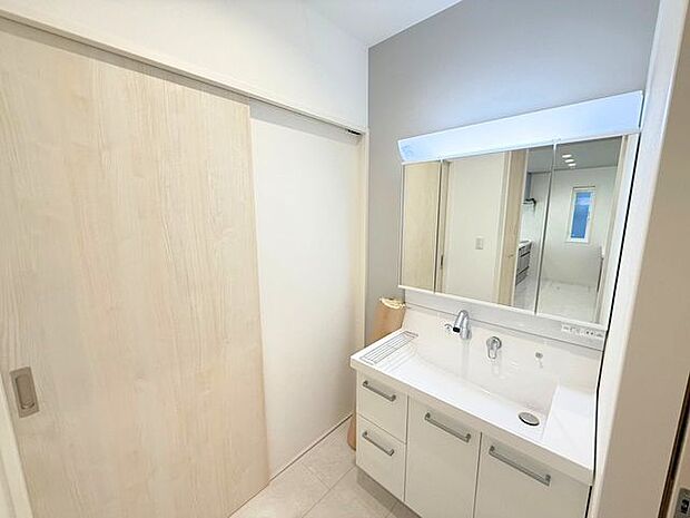 「家族がお風呂に入っている間は使用しにくい」なんて悩みも解消♪脱衣所と分かれて設置されている独立洗面台は気軽に使用することができて便利です。