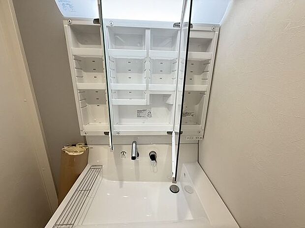 洗面台鏡裏の収納は歯ブラシ、化粧品、シェーバーなどの日用品をスマートに収納できるため、洗面台周りがごちゃつかず、来客時にも生活感を出さずに済みます。