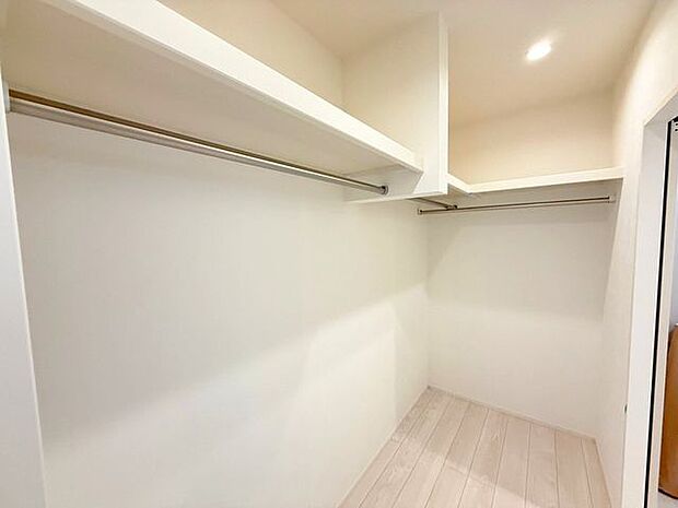 LDK側・洗面室側からの2か所から出入り可能なファミリークローゼット。バスタオルやタオル、よく着る上着などをしまえて便利です♪バイクに乗られる方はヘルメットなどのバイク用品なども収納可能♪