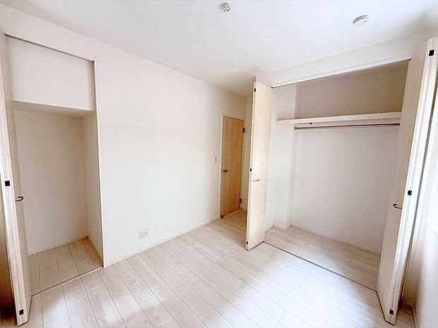 1階5帖洋室。生活スタイルに合わせて使用できる1階のお部屋はなにかと便利!収納スペース付きなので、階段の昇り降りが辛くなってくる老後のためにも寝室として使用できるお部屋があると助かります♪