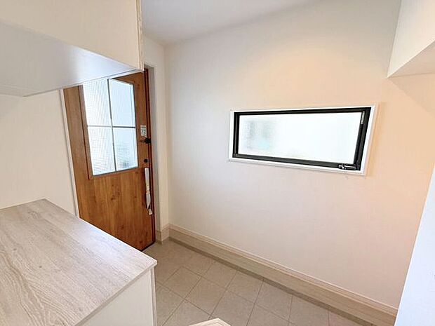 玄関ドアと壁に窓があることで開放的で明るい印象に。また、たっぷりしまえる収納スペース付きなので、きちんと片付いて気分スッキリ♪鍵をポンとおいて置ける棚もあり、外出がスマートに。