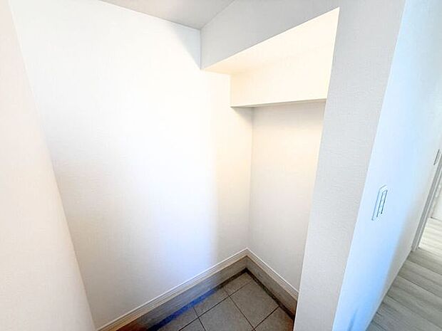 土間収納。キャンプ用品や釣り道具など、アウトドアグッズの収納に便利なスペース付き♪持ち出しやすくなると「今週はどこへ行こうか」と気軽に考えることができるようになります。