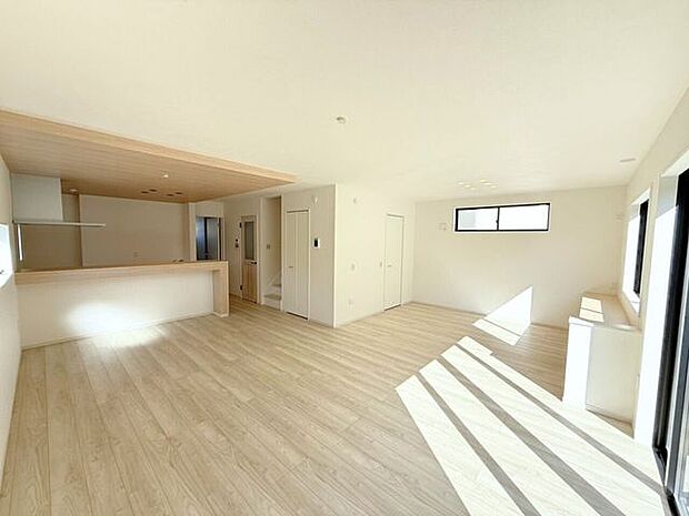 LDK約23.5帖♪家具やインテリアなどを合わせやすいシンプルな内装はコーディネートの幅が広がります。食事をしたり、テレビを見たり、家族とともに過ごす場所だからこそ快適で過ごしやすい空間を。