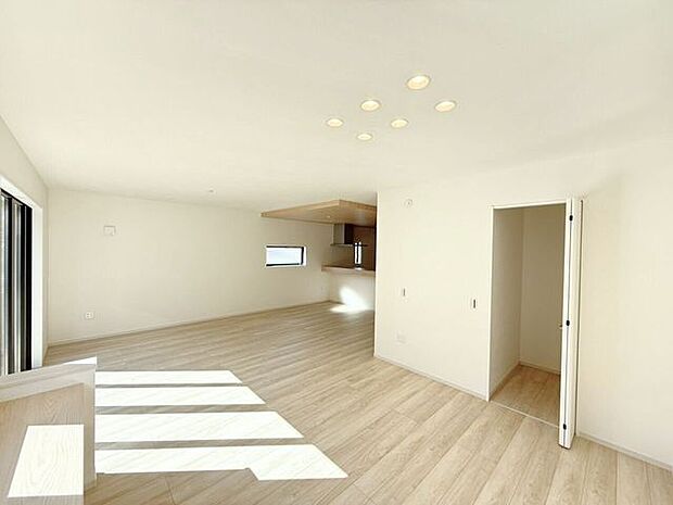 四季でコーディネートを変える楽しみを♪春には柔らかな色で明るく、夏には清涼感のある色で涼しげに、秋には落ち着きのある色でしっとりと、冬には温かみのある色を取り入れて目で見て四季を感じるリビングへ。