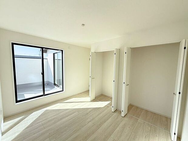 2階約6.4帖洋室。クローゼットが2つあるので用途に合わせて使用可能♪仕事服と私服で分けたり、衣類と日用品とで分けたり、夫婦で分けたり!豊富に収納できるからお部屋も片付いてスッキリ♪