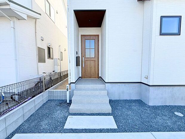 玄関ポーチは屋根付きで、雨天時にゆとりをもって傘をさしたり、たたんだりができます。また、ドアの開閉時に雨風が室内に吹き込みにくいのもうれしいポイントです。