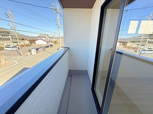 北側バルコニー。屋根付きバルコニーは、お天気が変わりやすい時期の心配が軽減され、鳥のフンなどからもお洗濯を守ってくれます。また、陰干ししなければいけない服なども干しやすいです♪