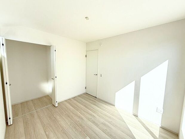 2階南側約5.2帖洋室。たっぷりしまえるクローゼット付で毎日のコーディネートが楽しくなります。「今日は何を着ようかな?」心をウキウキさせながら、お気に入りの服を選ぶ楽しみを。