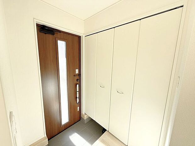 玄関ドアに窓があることで明るい印象に。また、たっぷりしまえる収納スペース付きなので玄関がスッキリ片付きます。片付いている玄関は気分もスッキリしますね♪
