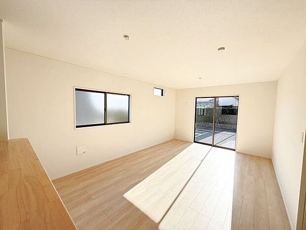 LDK17帖♪家具やインテリアなどを合わせやすいシンプルな内装はコーディネートの幅が広がります。食事をしたり、テレビを見たり、家族とともに過ごす場所だからこそ快適で過ごしやすい空間を。