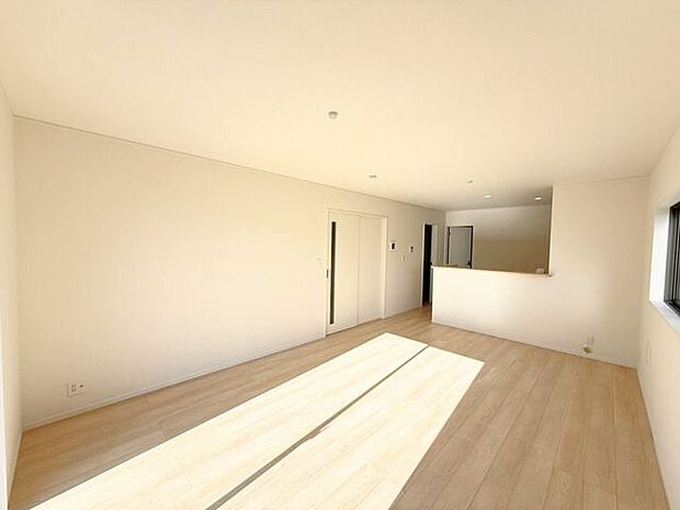 自然と家族が集まり、家族と食事を楽しみ、一緒にテレビを見て笑ったり、のんびりくつろいだりできるのがLDK。是非家族と素敵な時間をこの場所で♪