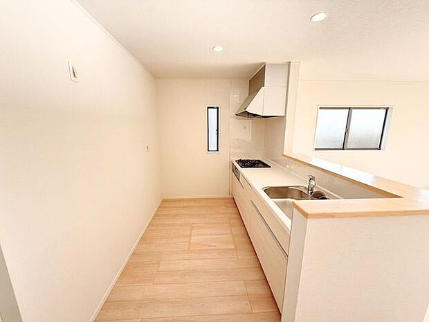 キッチン背面にカップボードを設置希望の方は是非弊社で一度ご相談ください♪様々なバリエーションの中から使いやすさやデザインなどを一緒に楽しく選びましょう♪