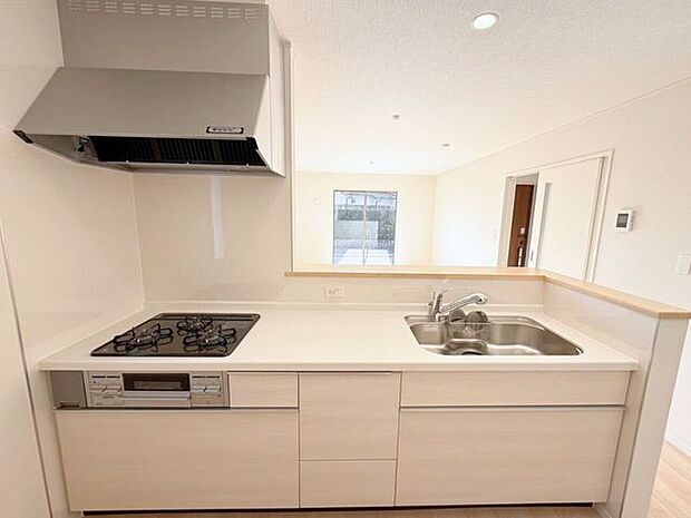 家族との会話を楽しみながら料理を作りたい方にぴったりの対面式キッチン♪そして、コンロは調理するならやっぱり火を使って調理したい方にうれしいガスコンロ（3口）です。ガスは都市ガス。