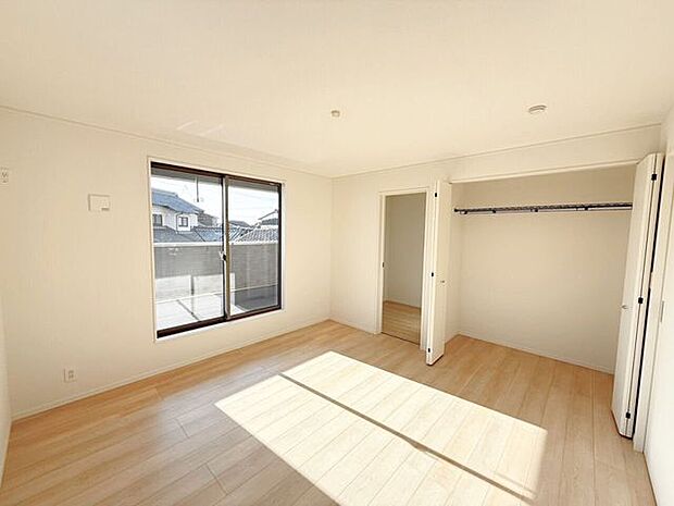 2階8帖洋室。バルコニーに面したお部屋なので掃き出し窓があり、日光が差し込みやすいため明るい空間が作れます。また、部屋が広く見える効果も♪お布団などを干しやすいのもうれしいポイント！