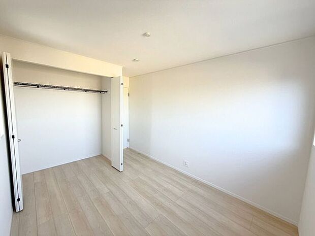 2階南東側5.7帖洋室。たっぷりしまえるクローゼット付で毎日のコーディネートが楽しくなります。「今日は何を着ようかな？」心をウキウキさせながら、お気に入りの服を選ぶ楽しみを。