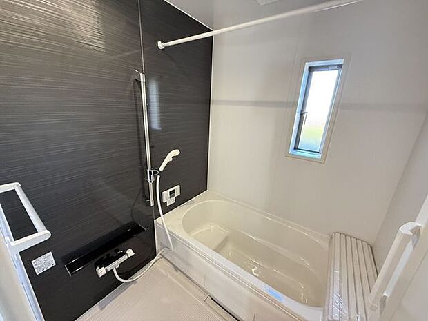 シャワーヘッドの位置を調整できるシャワースライドバー付き。髪を洗う時、体を洗う時、毎日のように使うからこそ、自分の好きな高さで浴びられるちょっとした便利さが嬉しい♪