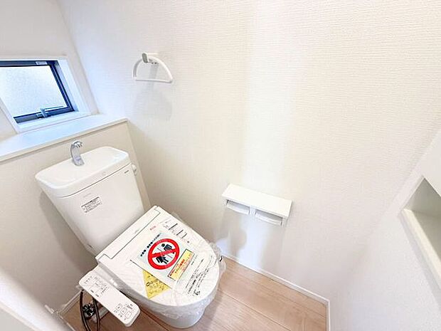 1階トイレ。2連のペーパーホルダーは一度に2ロールセットすることができるので、交換する手間を減らすことができ、棚が付いているのでケータイを置いたり、小物を飾って空間を彩ったりできます♪