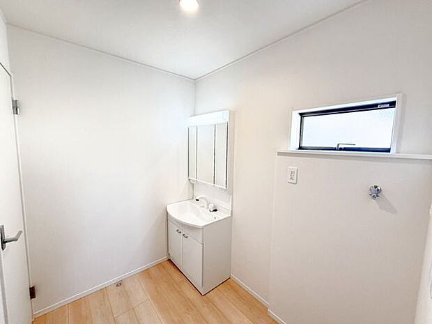 洗面台は横顔もチェックしやすい3面の鏡。鏡後ろは収納スペースとなっており、歯ブラシなどをしまえて便利です。また、洗面下にも収納スペースがあり、入浴剤やお風呂用洗剤などをしまっておけます。